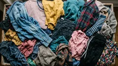 Hoe je gekreukte kleding gladstrijkt zonder strijkijzer: eenvoudige en effectieve tips