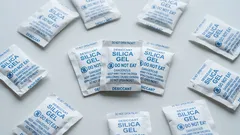 Gooi die kleine zakjes uit nieuwe schoenen niet weg: 6 onverwachte manieren om ze te gebruiken