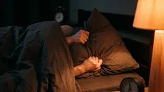 Een simpele truc om sneller in slaap te vallen gaat viraal — zo werkt het